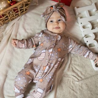 VEER je autorská dětská móda, která má duši. Nevyrábíme oblečení – tvoříme vzpomínky. Třeba právě na první Vánoce s tím...