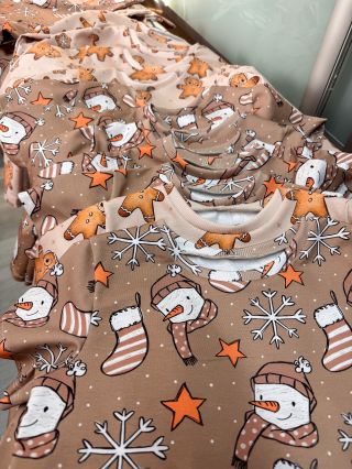 Sněhuláci i perníčci každý týden míří k Vám ❄️ Momentálně čekám na zásobu žebrovaných i hladkých úpletů, které se tisknou....